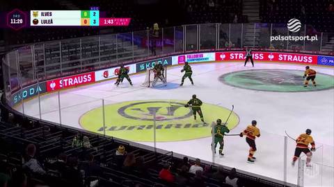 Hokeiści rywalizujący na lodowisku podczas meczu między Ilves Tampere a Lulea Hockey. Widoczny wynik meczu na tablicy.