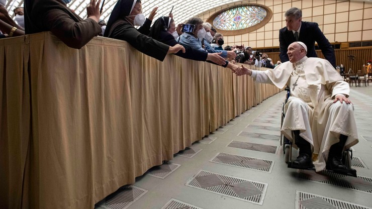 Watykan: papież Franciszek na wózku inwalidzkim. Powodem problemy z kolanem