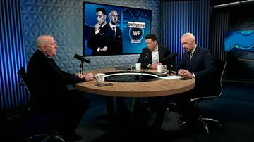 Trzech mężczyzn siedzi przy okrągłym stole w studiu telewizyjnym, na ekranie za nimi widnieje logo "Polityczny WF" i zdjęcia polityk&oacute;w.