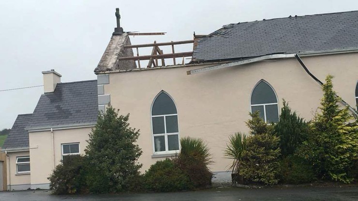 Ophelia zerwała dach z kościoła w Cork. Huragan w Irlandii
