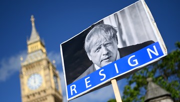 Johnson zrobi wszystko, by nie podać się do dymisji. Zmienia kodeks ministerialny
