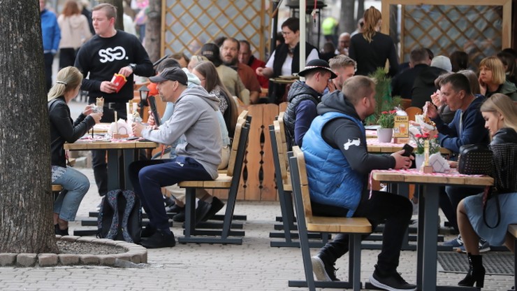 W Zakopanem po otwarciu ogródków gastronomicznych na Krupówki ruszyły tłumy