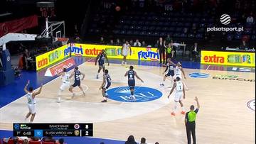 Fragment meczu koszyk&oacute;wki EuroCup: Bahcesehir College Stambuł vs WKS Śląsk Wrocław. Wynik 80:82 dla WKS Śląsk Wrocław. Zawodnicy w akcji, tablica wynik&oacute;w, trybuny z kibicami w tle.