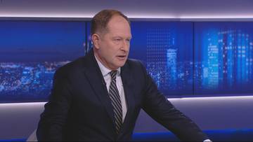 Mężczyzna w garniturze siedzący w studiu telewizyjnym