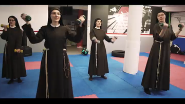 Siostry kapucynki "robią formę" na siłowni. Nagranie ćwiczących zakonnic podbija sieć
