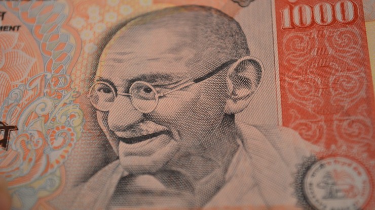 Chaos w Indiach. Unieważniono banknoty, ludzie szturmują banki