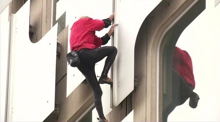 Człowiek-pająk wdrapał się na 36-piętrowy budynek