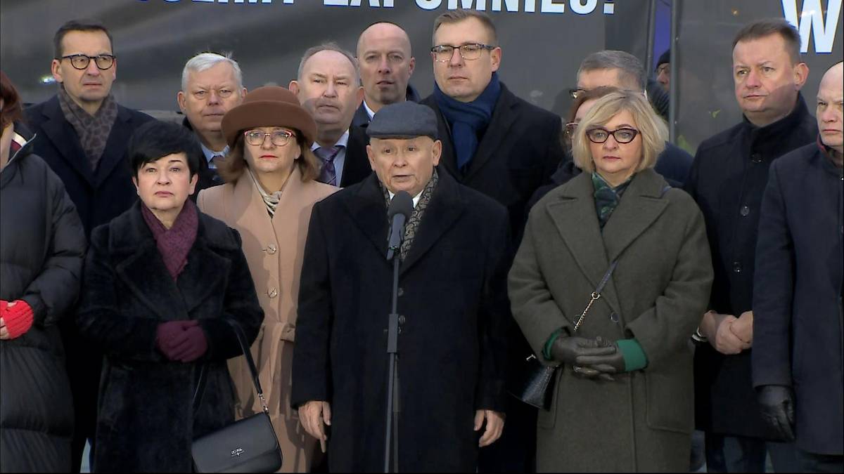 Kaczyński na miesięcznicy smoleńskiej. "Państwo jest bezradne wobec agentury"