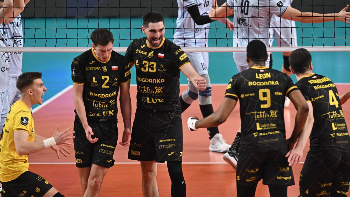 Siatkarze drużyny Bogdanka LUK Lublin w czarnych strojach z ż&oacute;łtymi detalami cieszą się po zdobyciu punktu.