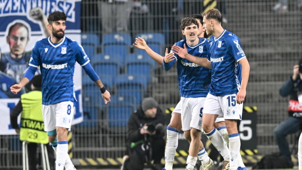 Piłkarze Lecha Poznań w niebiesko-białych strojach świętują na boisku.