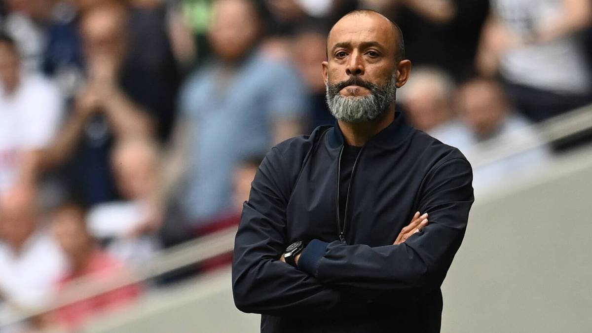 Portret Nuno Espirito Santo, trenera piłkarskiego, w ciemnej kurtce i z brodą, z rękami skrzyżowanymi na piersi.