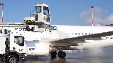 "Słoń" odladza Boeinga 737 przed lotem. Lotnisko Chopina pokazało, jak walczy z mrozem