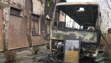 Pożar szkoły w Ilkowicach. Najpierw zapalił się szkolny autobus