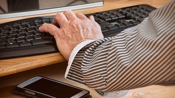 Groził na Facebooku, że wjedzie w ludzi ciężarówką. Usłyszał zarzuty