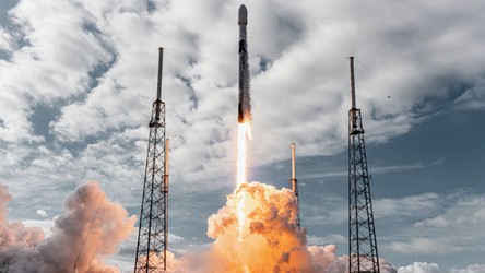 26.01.2021 06:00 SpaceX ustanawia rekord jednocześnie wyniesionych na orbitę satelitów