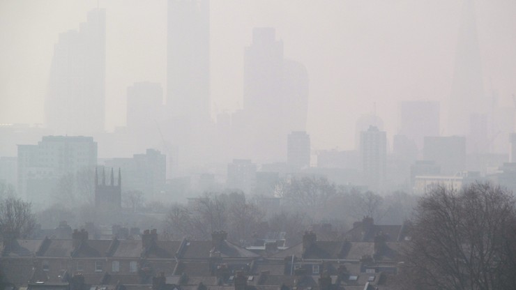 Alarm smogowy w Londynie. Może spaść "krwawy deszcz"