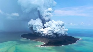 15.01.2022 05:59 Dramat na Pacyfiku. Po potężnej erupcji w wybrzeża uderzyło tsunami. Duże szkody i rosnąca liczba ofiar