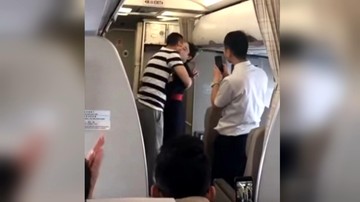 Stewardessa przyjęła oświadczyny podczas lotu. Zwolniono ją, bo "wywołała zamieszanie"