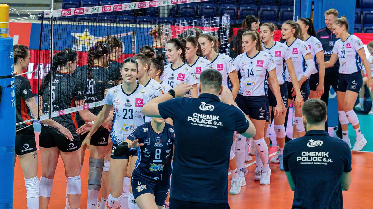 Siatkarki Chemika Police pozdrawiają się na boisku.