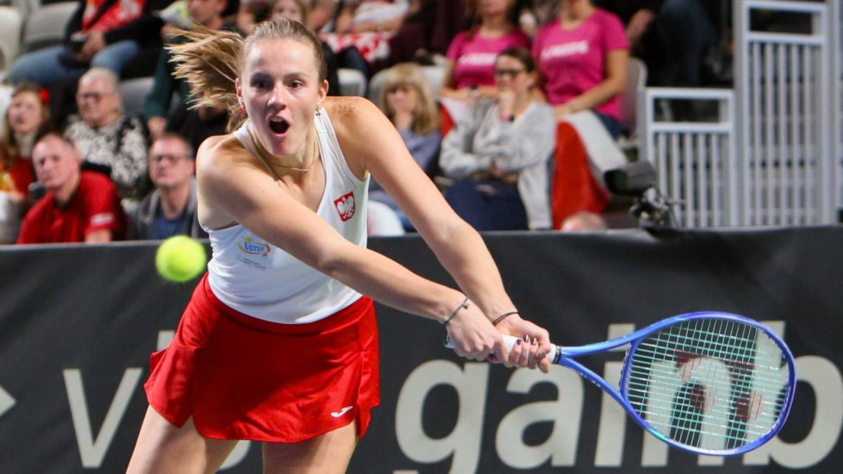 Martyna Kubka podczas uderzenia w meczu tenisowym.