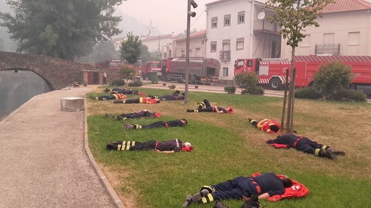 Bohaterowie po wielogodzinnej walce z żywiołem. Zdjęcie portugalskich strażaków obiegło świat