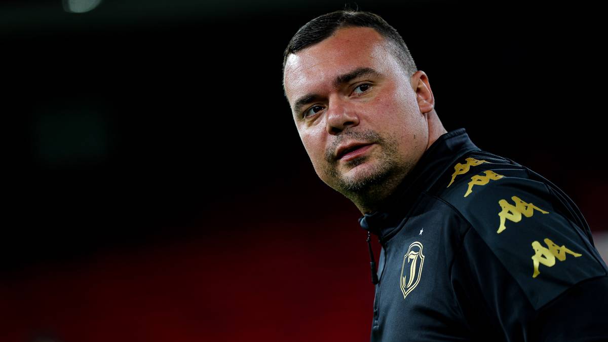 Portret Adriana Siemienieca, trenera Jagiellonii Białystok.