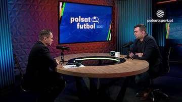 Dw&oacute;ch mężczyzn rozmawia w studiu telewizyjnym "polsat futbol cast".