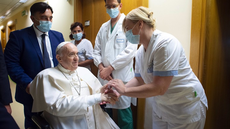 Przedłuża się pobyt papieża Franciszka w szpitalu