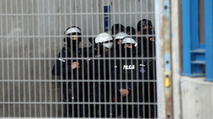 Policja przeszukuje pomieszczenia kibiców na stadionie Lecha Poznań