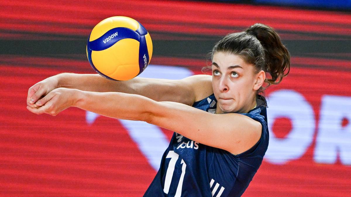 Siatkarka w akcji, przyjmująca piłkę.