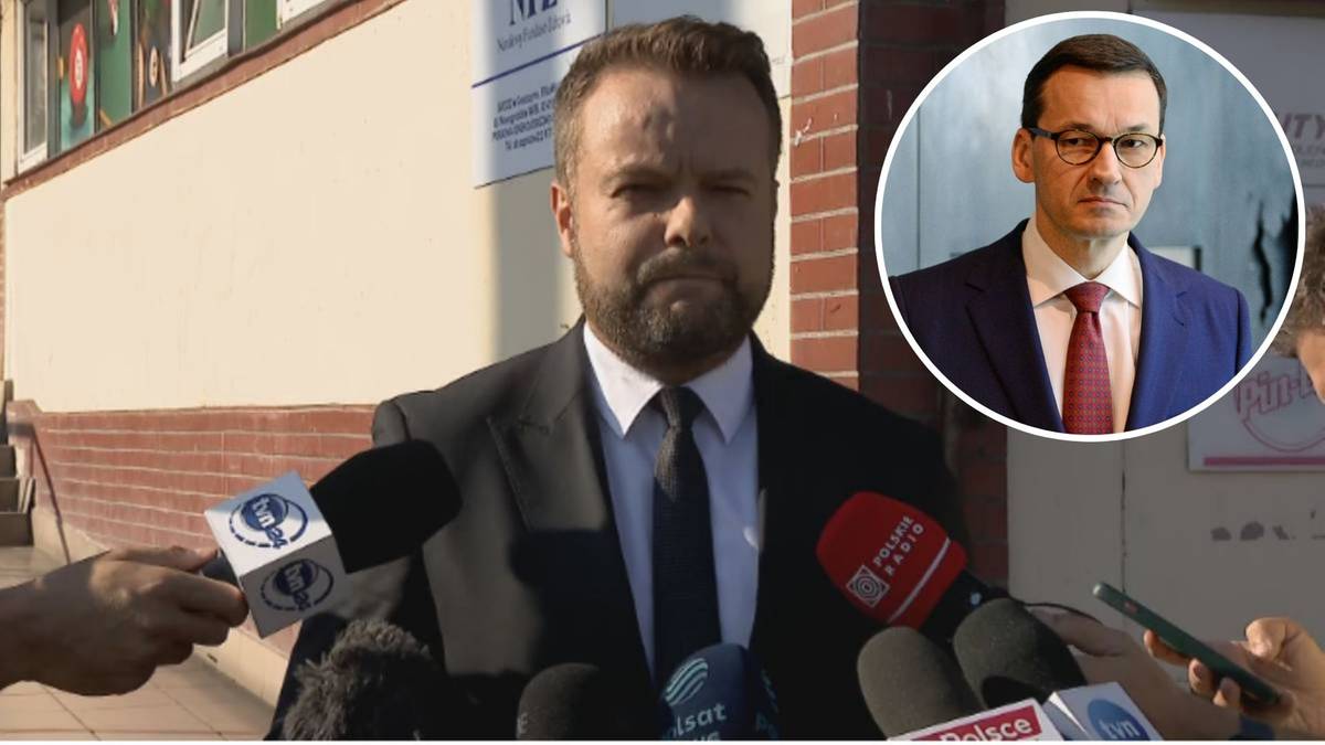 Rafał Bochenek przemawia do mikrofonów, obok w okrągłym kadrze Mateusz Morawiecki.
