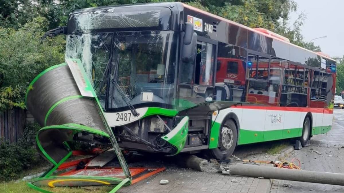 Autobus w Lublinie wjechał w przystanek. Są poszkodowani