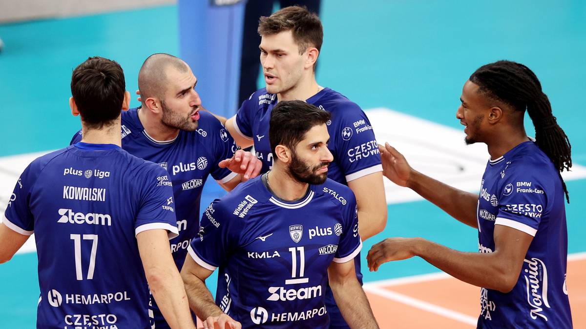 Siatkarze w granatowych strojach świętują punkt, jeden z zawodnik&oacute;w ma na plecach numer 17, drugi numer 11.