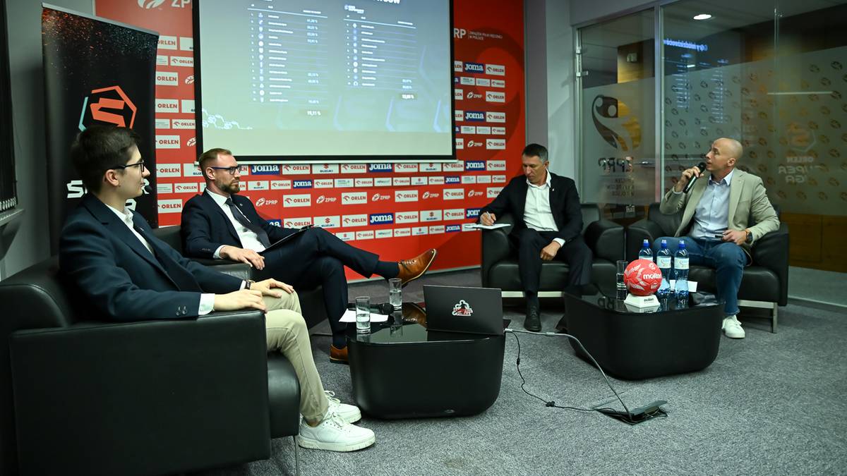 Cztery osoby siedzące w sali konferencyjnej podczas prezentacji strategii rozwoju piłki ręcznej.