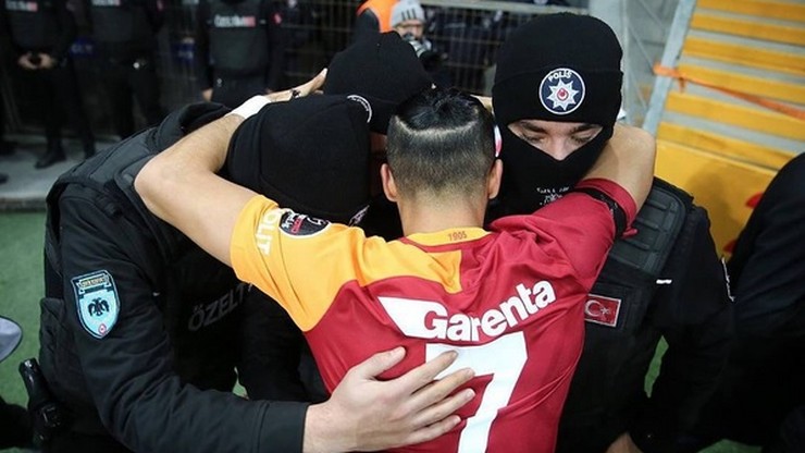 Bohater Galatasaray oddał hołd policjantom. Piękny gest dla ofiar zamachu