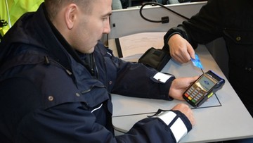 Opolscy policjanci wyposażeni w terminale płatnicze. Mandat można opłacić kartą