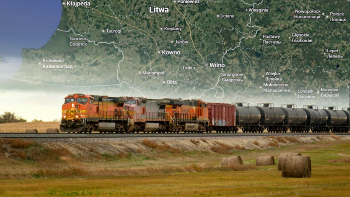 Pociąg towarowy z wagonami-cysternami na tle mapy Litwy.
