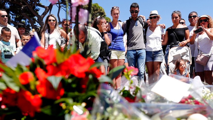 Żałoba we Francji po zamachu w Nicei. Zidentyfikowano już pierwsze ofiary