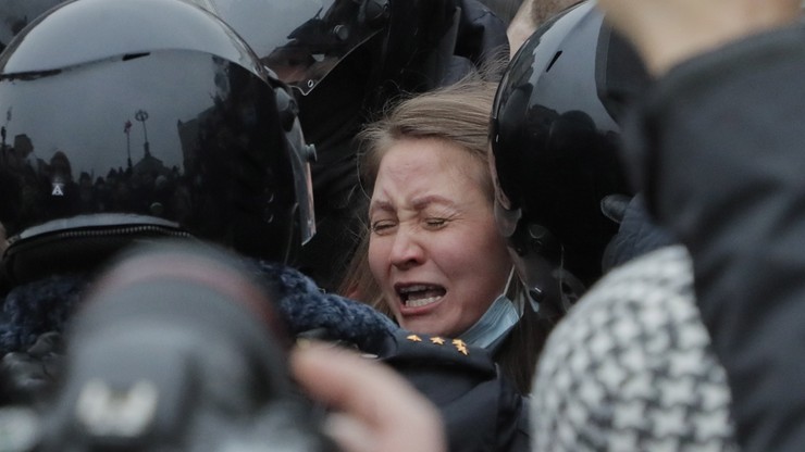 Policjant z całych sił kopie kobietę w brzuch. Tak tłumią protesty w Rosji [WIDEO]