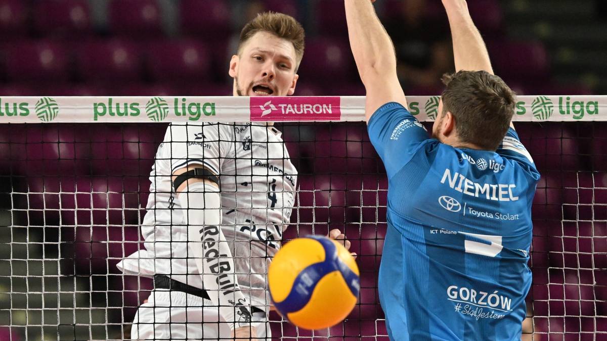 Siatkarz PGE Projekt Warszawa blokuje atak zawodnika Cuprum Stilon Gorzów.