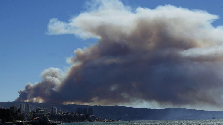 Gigantyczny pożar lasów w Chile. Ogień dotarł do 5 miejscowości