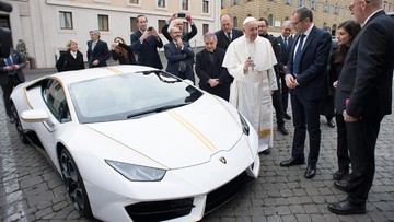 Papież otrzymał w prezencie luksusowe lamborghini. Auto trafi na aukcję