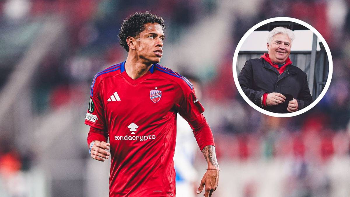 Marek Magiera, trener Rakowa Częstochowa, uśmiecha się do kamery, podczas gdy na pierwszym planie widać piłkarza w czerwonym stroju.