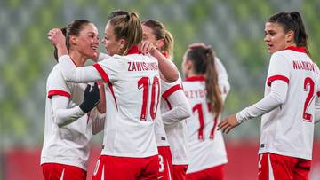 Piłkarki reprezentacji Polski w piłce nożnej świętują bramkę.