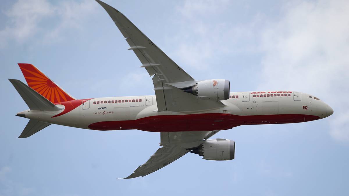 Samolot linii Air India w locie na tle błękitnego nieba.