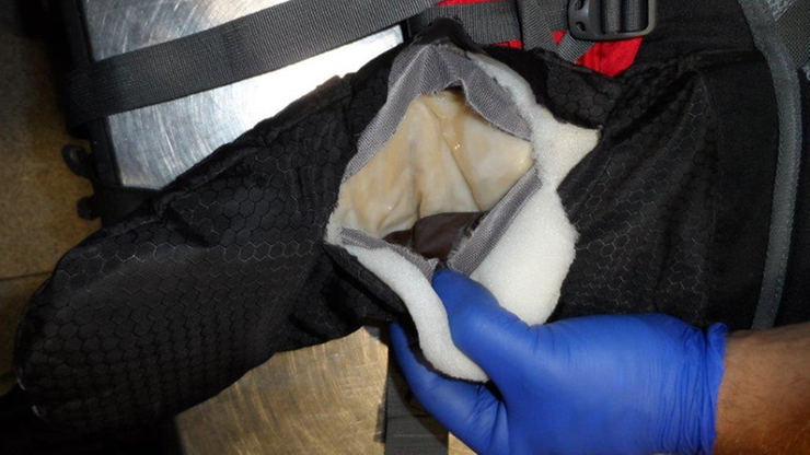 3,5 kg kokainy w plecaku i torbie podręcznej. Celnicy zatrzymali Bułgara na lotnisku Chopina