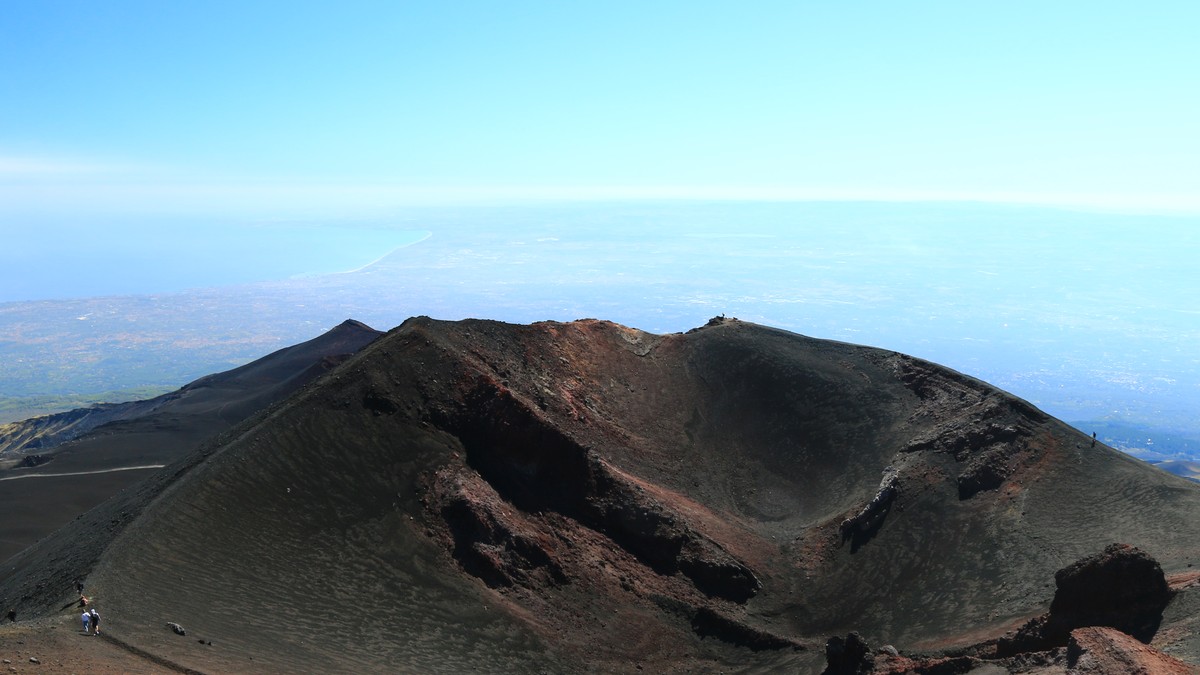 Włochy: Wulkan Etna wyrzuca z siebie lawę i popiół