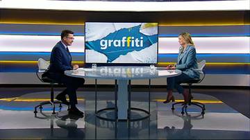Studio telewizyjne z dwoma osobami siedzącymi przy okrągłym stole, na ekranie za nimi logo programu "graffiti".