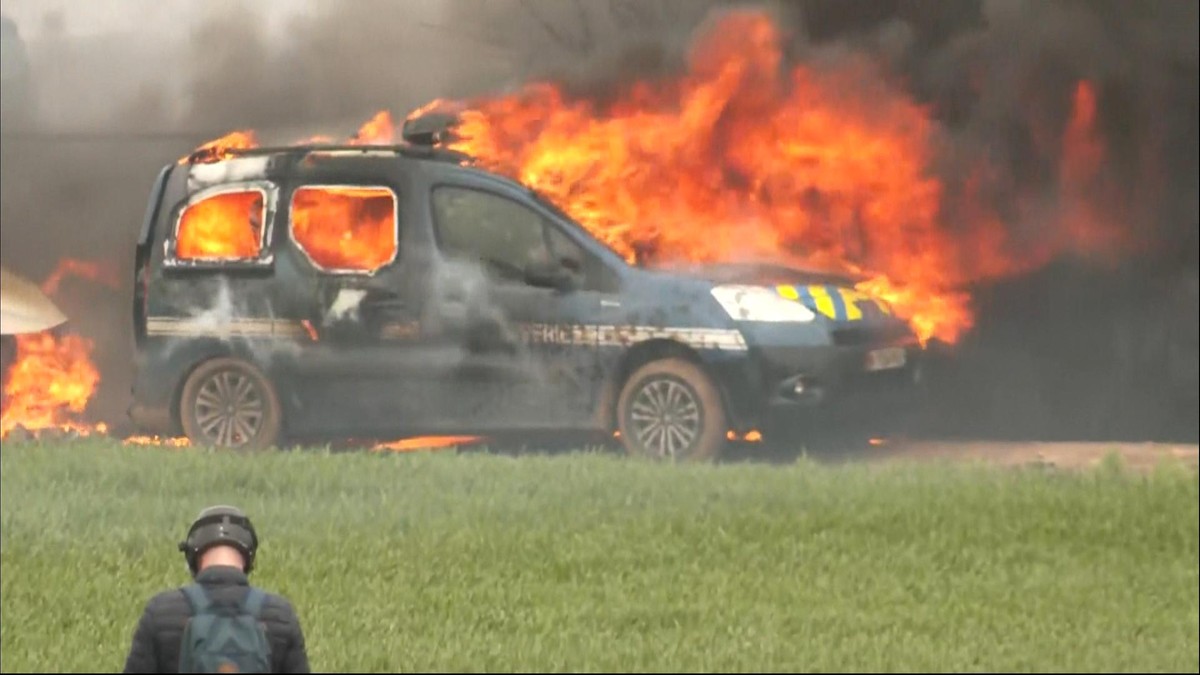 Protest ekologów we Francji. Płoną policyjne auta