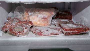 Wnętrze zamrażarki z luźno ułożonymi opakowaniami mięsa, niekt&oacute;re pokryte szronem.